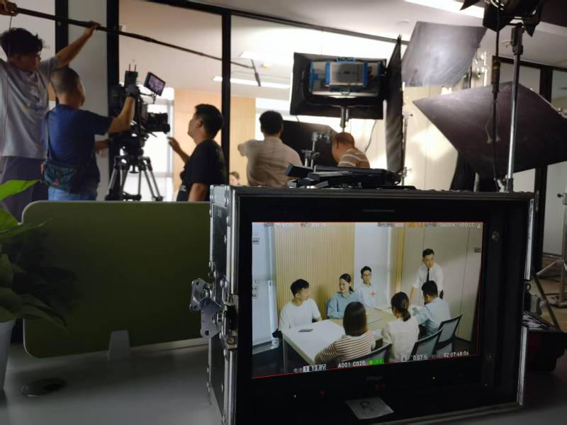 天全县TVC拍摄公司：科技产品视觉化大师，诠释未来感与功能美学